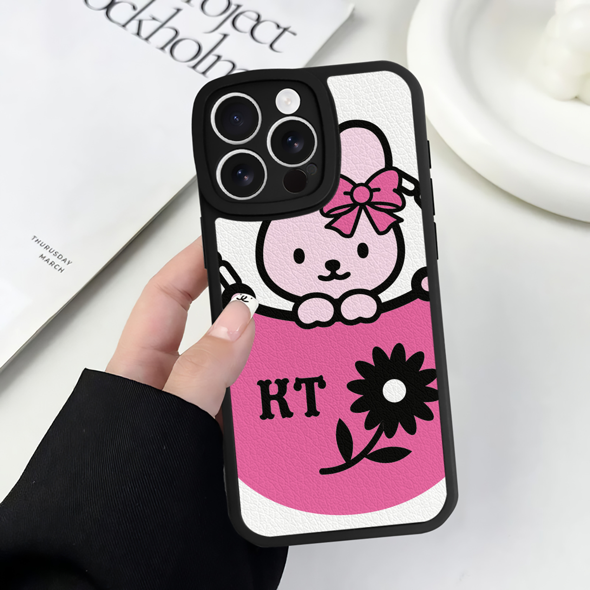 （画像用） Hello Kitty ハローキティ 【iPhone 16シリーズ対応】シリコンスマホケース（レザー調） 材質：シリコン
